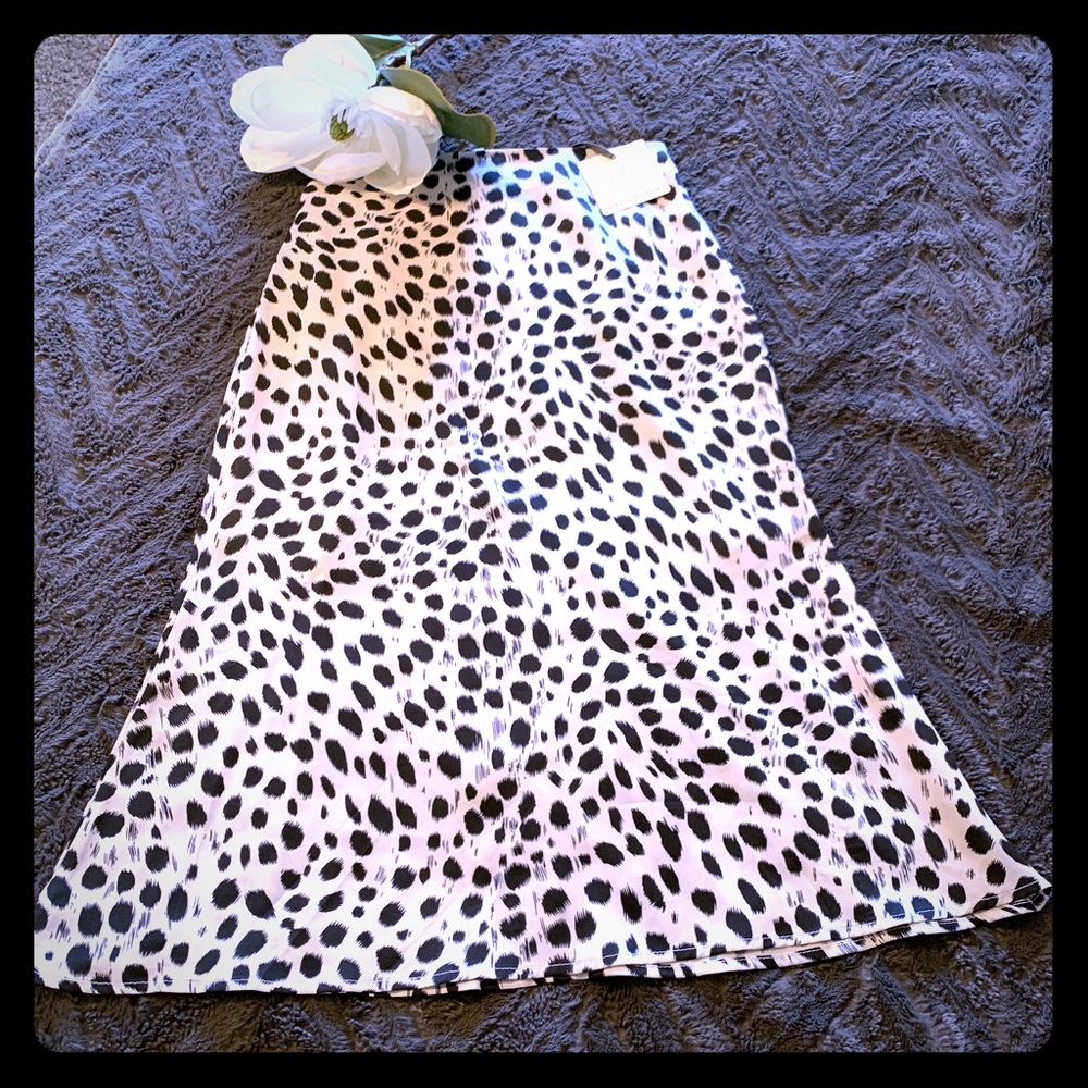 Spotted midi skirt! Small,never worn! White&black
